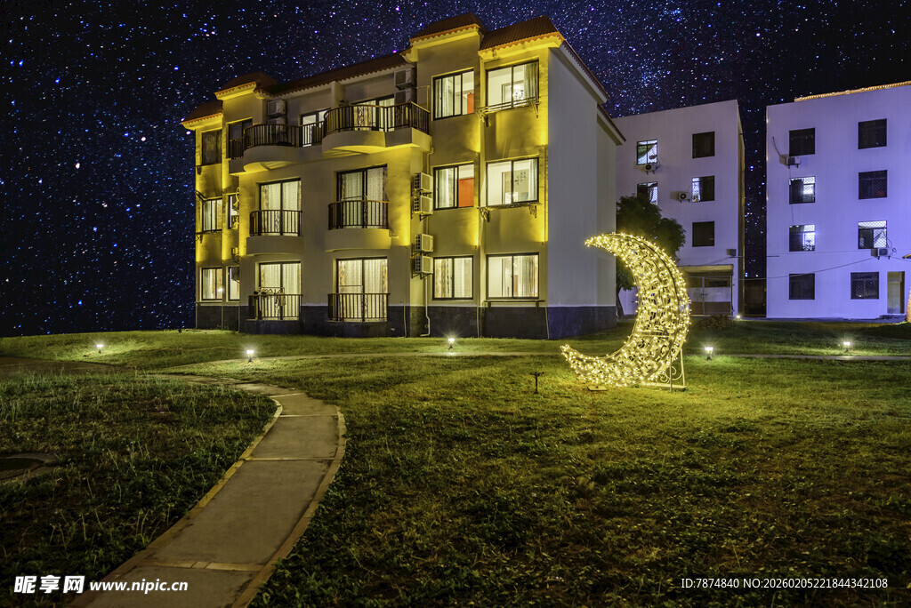 三亚夜晚小区景观与特色雕塑