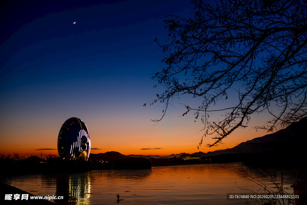 三亚湖畔月夜下的独特建筑