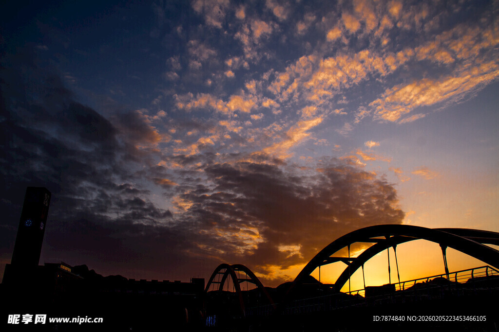 夕阳下的建筑与绚丽云彩