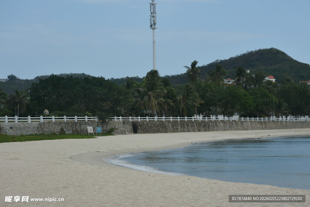 三亚宁静海滩与远处山峦美景