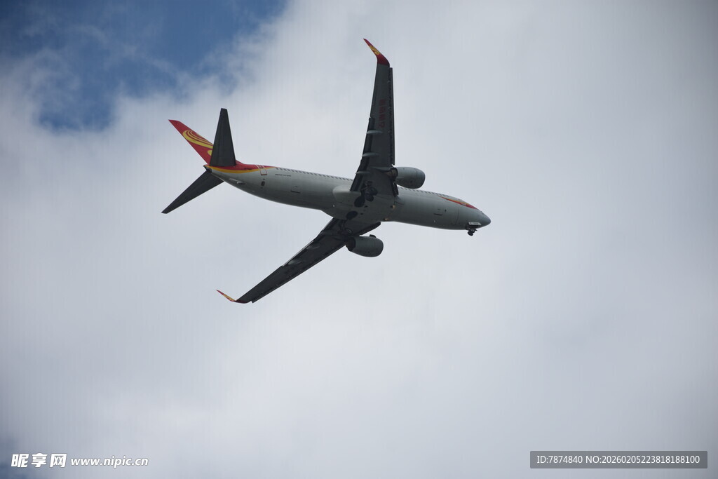 三亚空中翱翔的民航客机