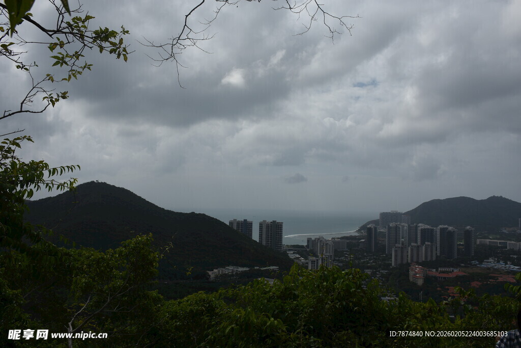 三亚山间云雾下的城市远景