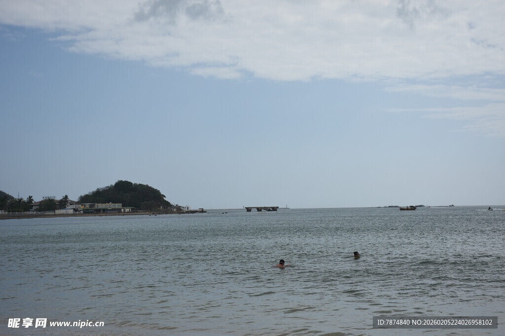 三亚海边风光 远处小岛与戏水者