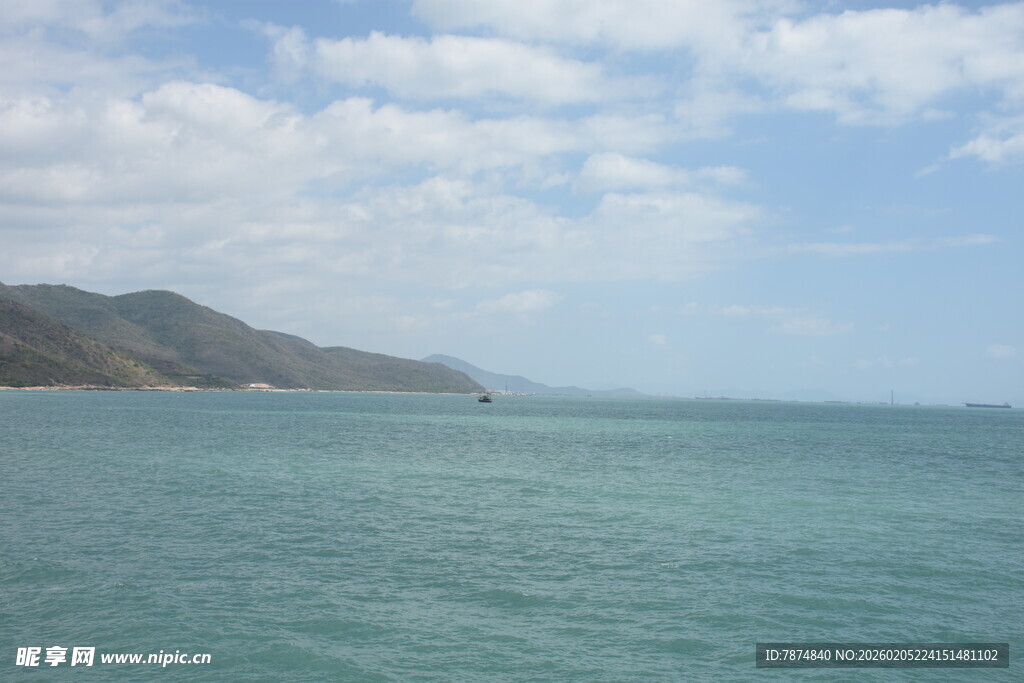三亚碧海蓝天远山的美丽海景