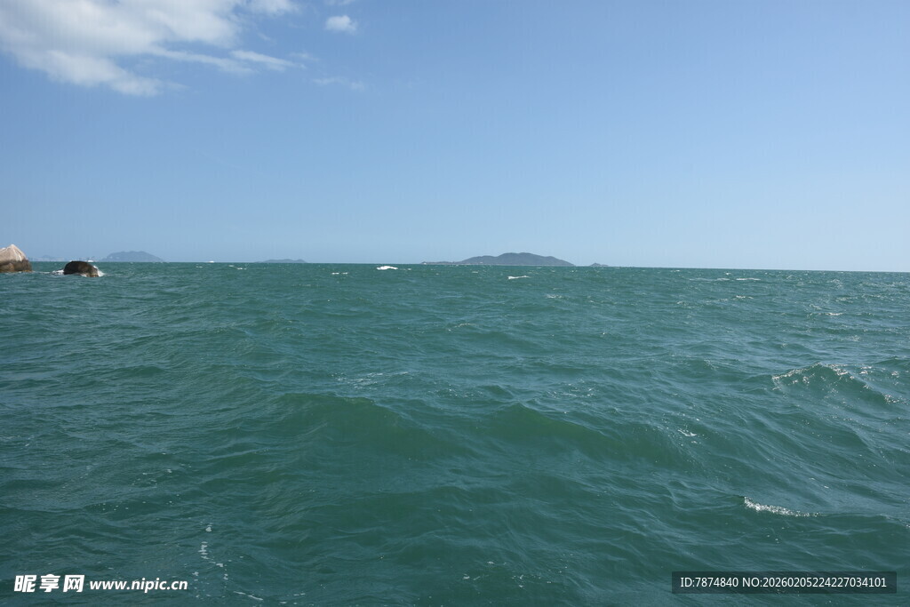 三亚碧海蓝天中的辽阔海面