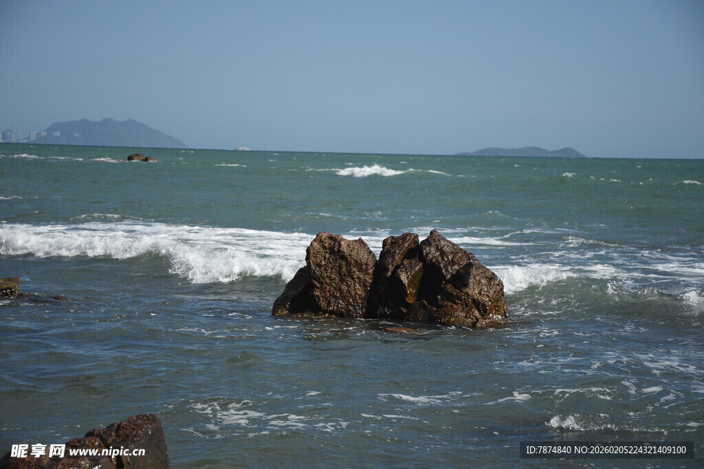 三亚海边礁石 海浪拍岸景象