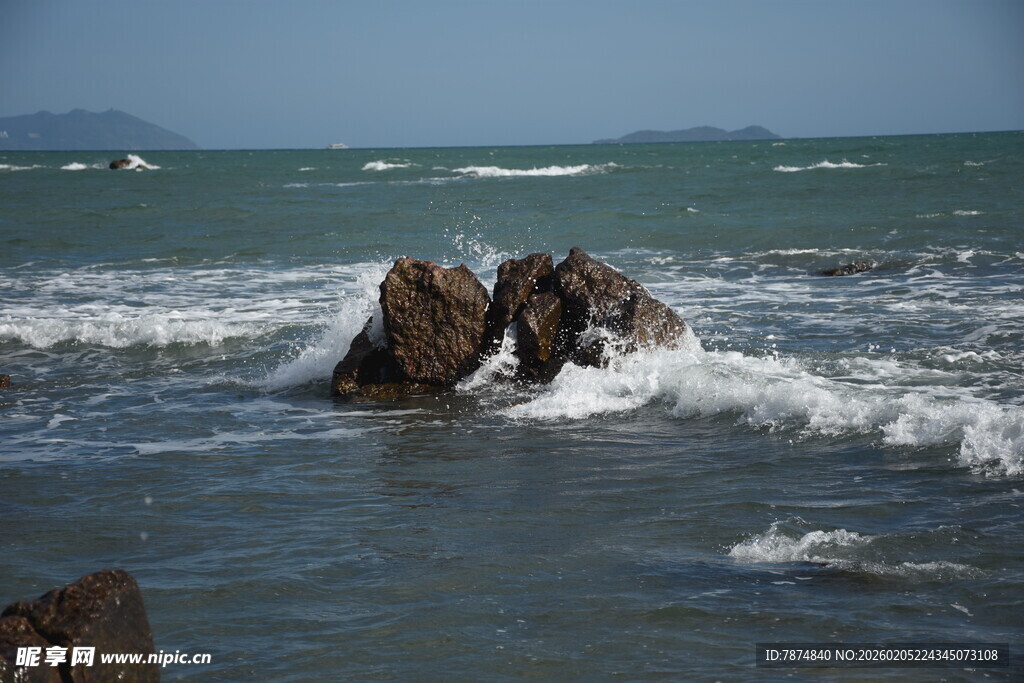 三亚海浪拍击礁石的壮阔景象