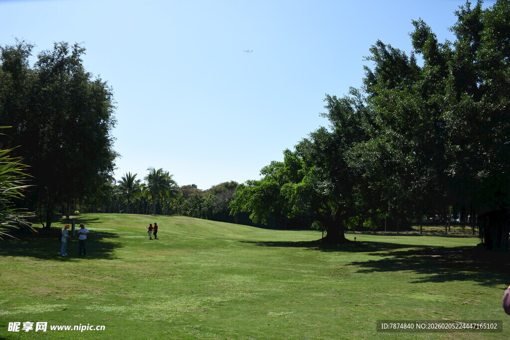 三亚绿意盎然的高尔夫球场