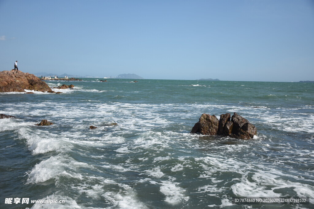 三亚海边礁石 海浪翻涌