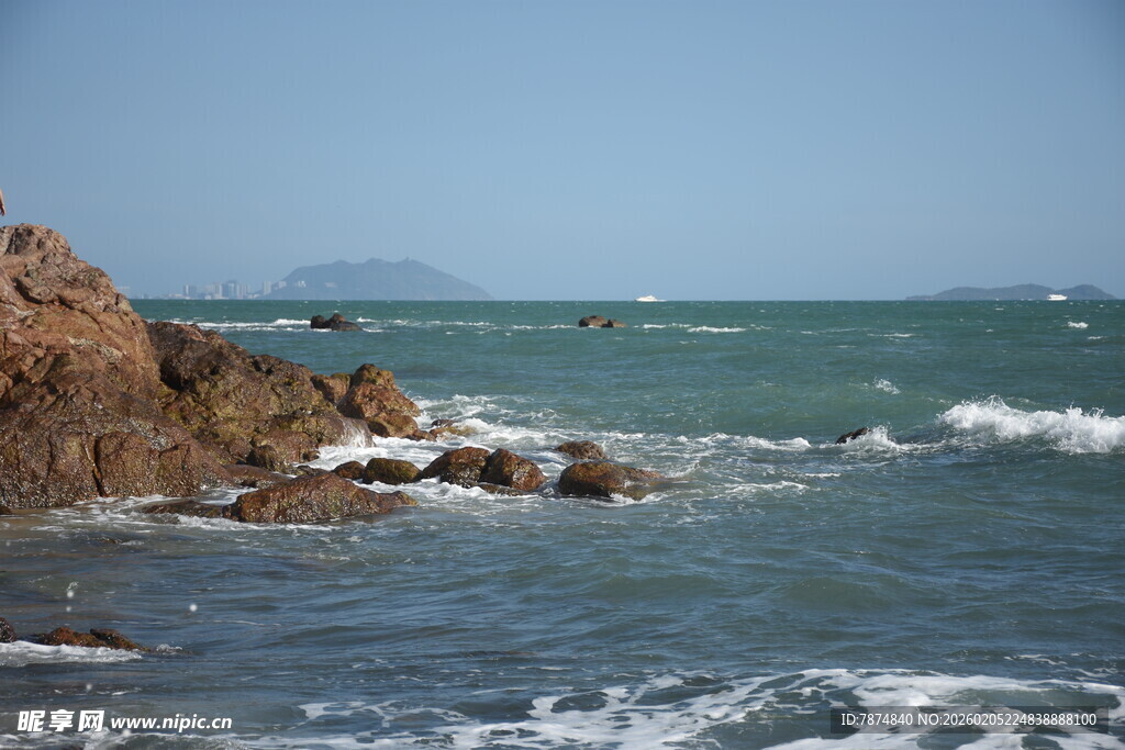 三亚海边礁石 海浪轻拍