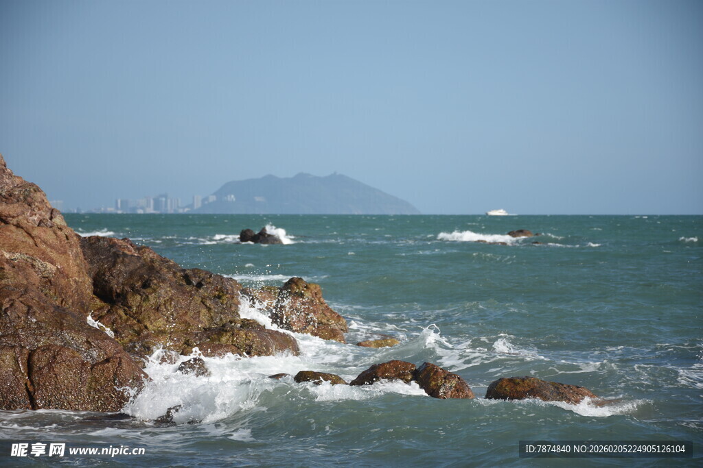 三亚海边礁石与翻涌海浪