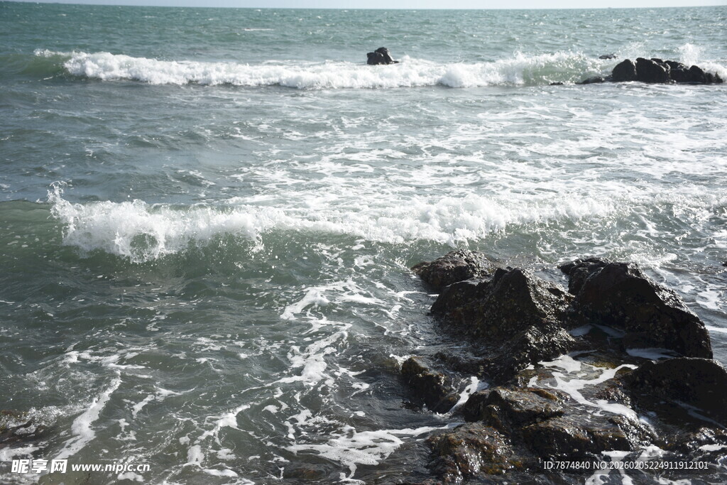 三亚海浪拍击岸边礁石