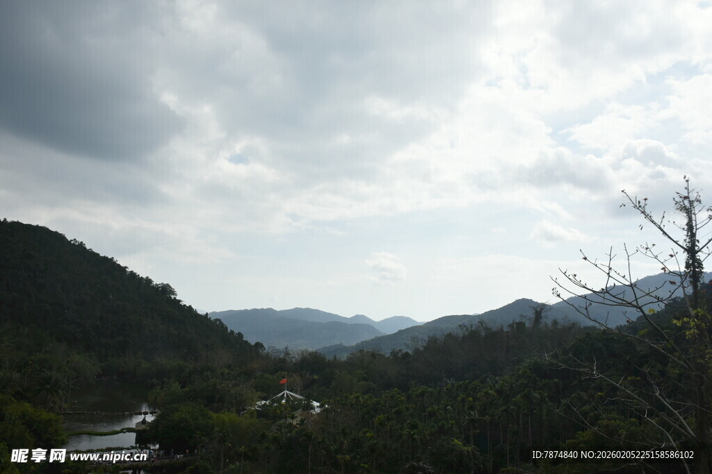 三亚山间云雾缭绕的自然景致