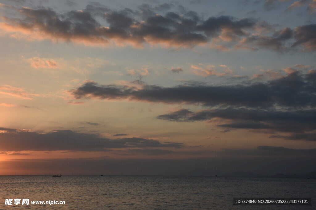 三亚海上日落时分的绚烂天空