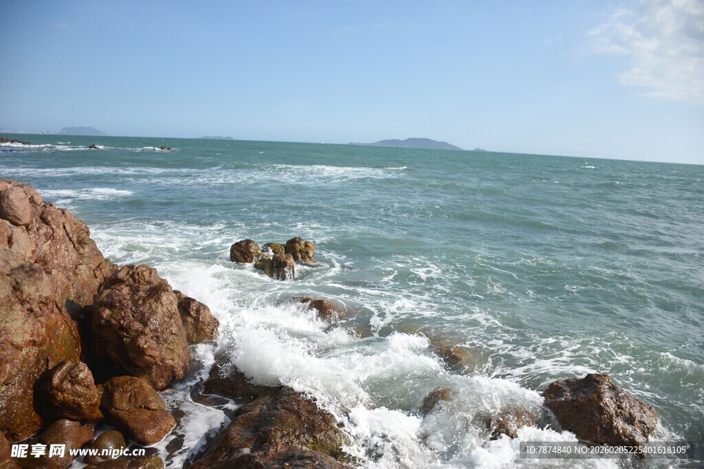 三亚海边礁石与翻涌海浪