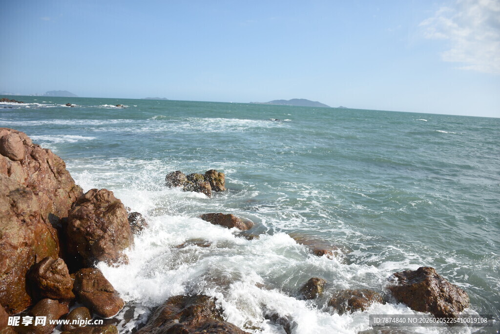 三亚海边礁石 海浪拍打瞬间