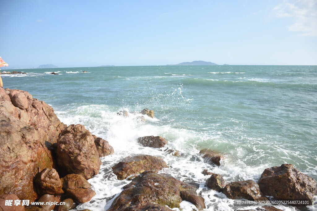 三亚海边礁石与翻涌海浪