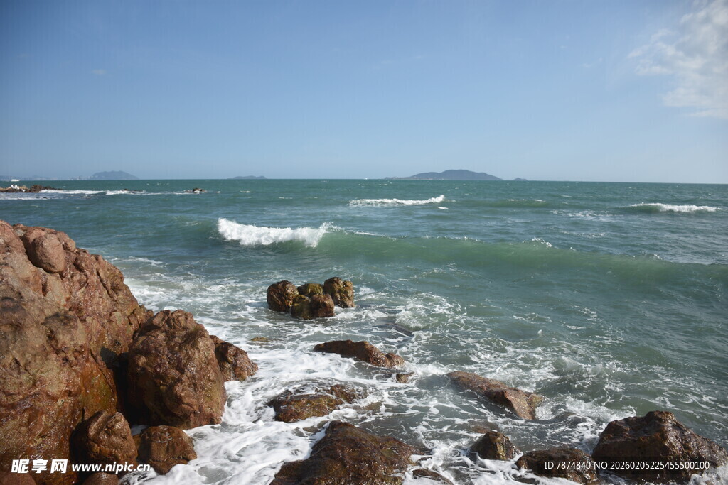 三亚海边礁石与翻涌海浪