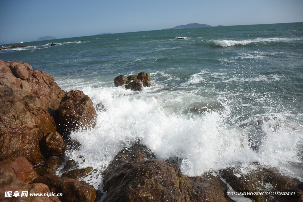 三亚海浪拍打礁石的壮阔景象