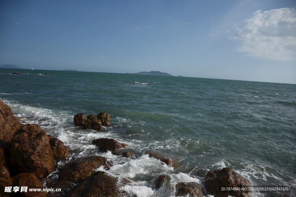 三亚海边礁石与翻涌海浪