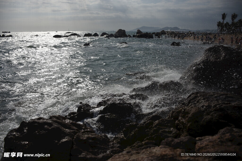 三亚海边礁石与波光粼粼海面