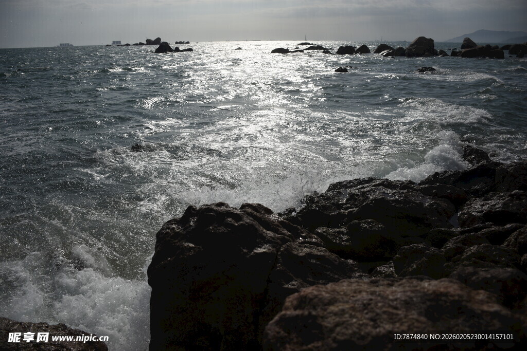 三亚海边礁石与翻涌海浪