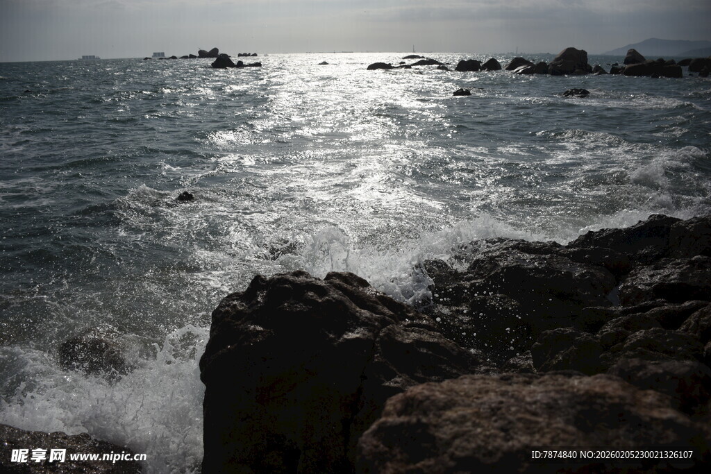 三亚海边礁石旁的汹涌海浪
