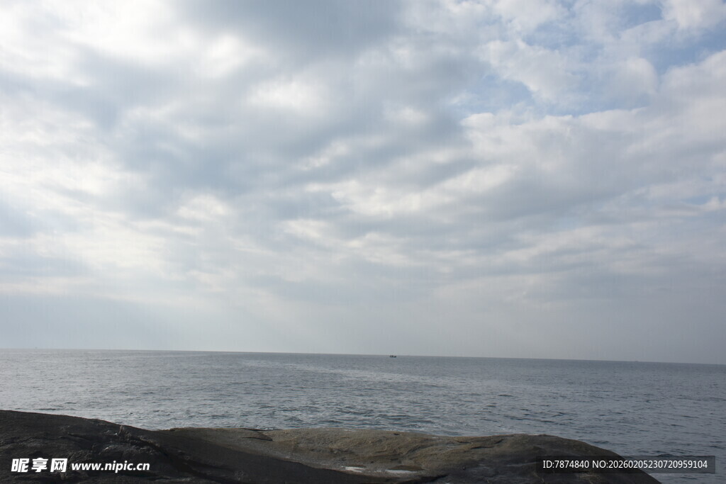 三亚海边天空与平静海面景象