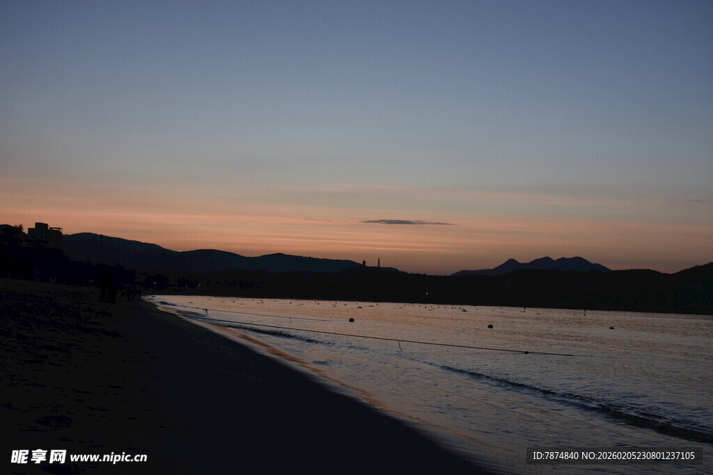 三亚黄昏下的宁静海岸线