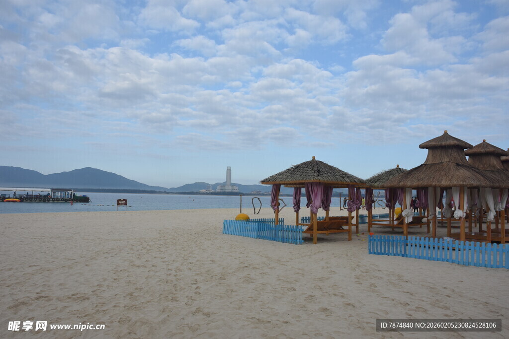 三亚海滨沙滩上的中式凉亭景观