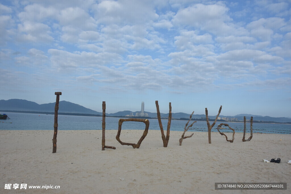 三亚沙滩上的浪漫景观