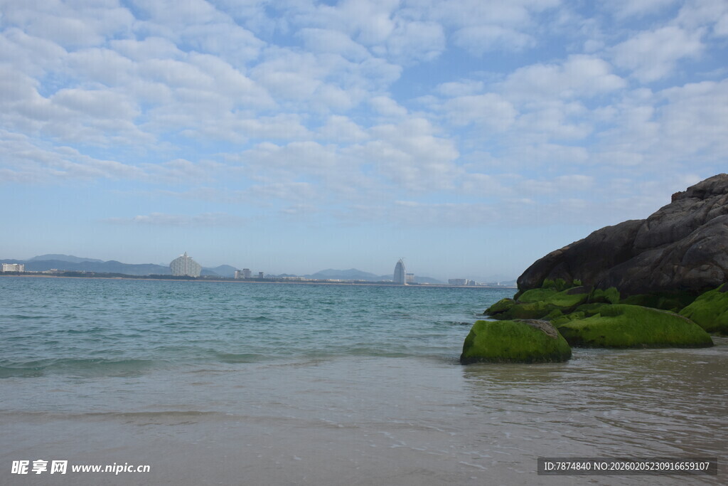 三亚海边礁石与蔚蓝海景