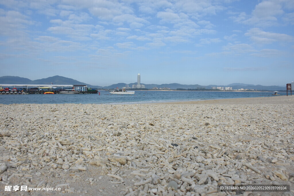 三亚海边沙滩 远眺碧海蓝天
