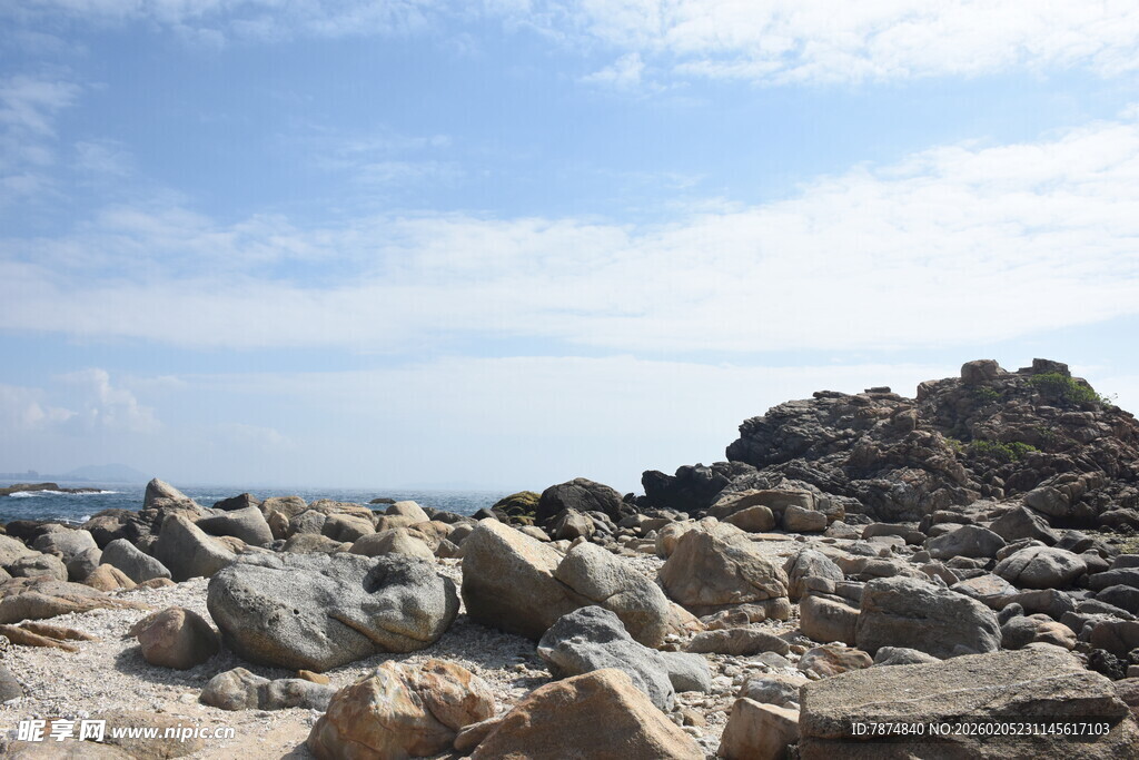 三亚海边嶙峋岩石景观