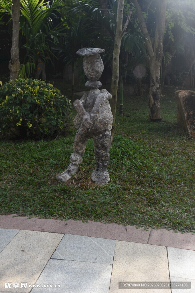 三亚花园中的独特石雕景观