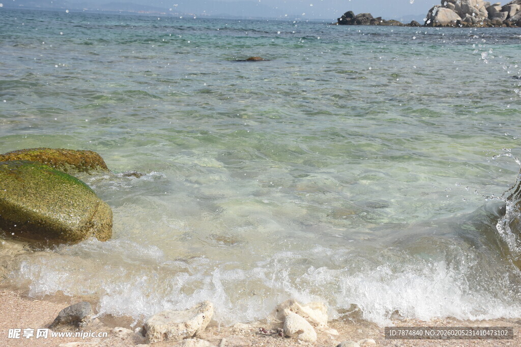 三亚海边清澈海水与礁石