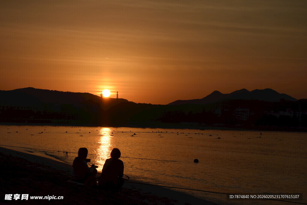 三亚夕阳下湖畔的静谧时光