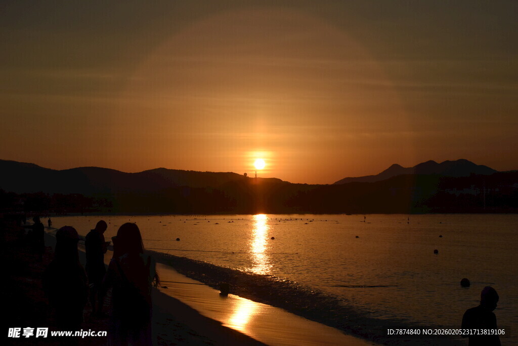 三亚夕阳下的湖畔美景