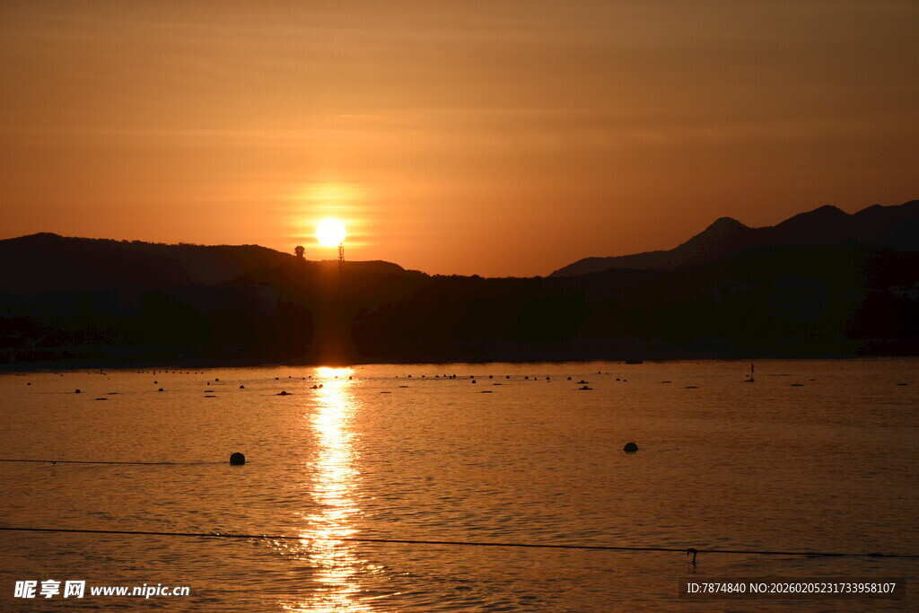 三亚夕阳下的宁静湖面美景