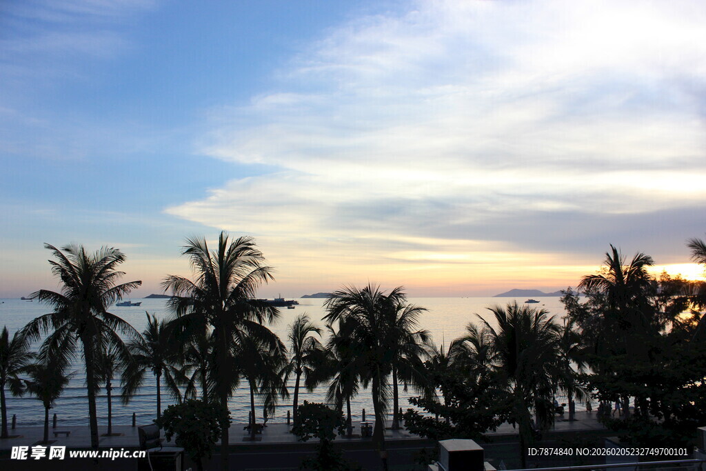 三亚海边椰林的美丽日落景色