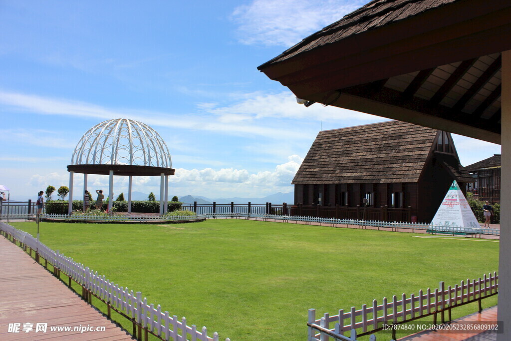 三亚海滨草地旁的特色建筑景观