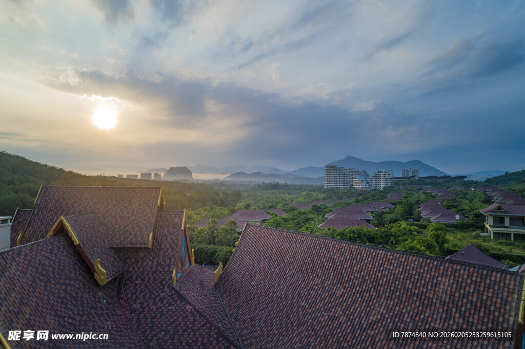 三亚夕阳下的屋顶与远山景色