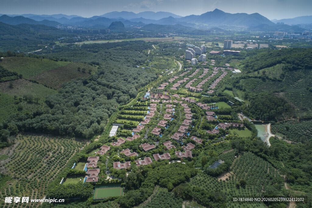 三亚俯瞰绿意盎然的村落景观