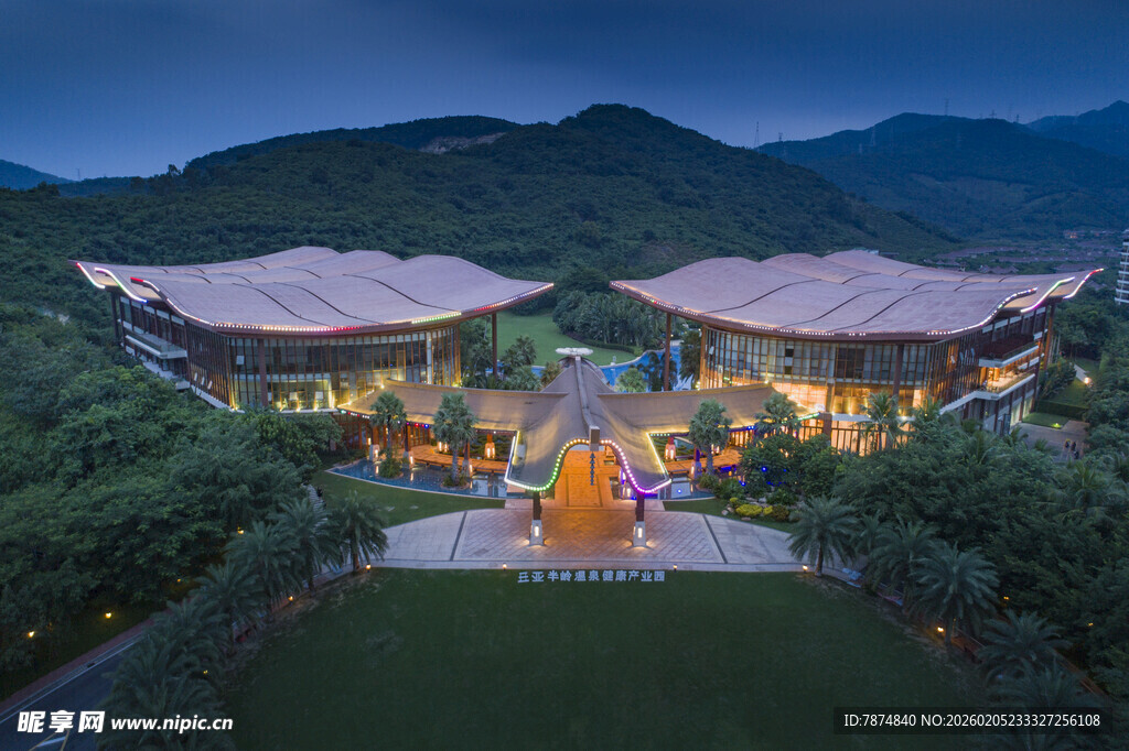 三亚山间夜景中的璀璨建筑