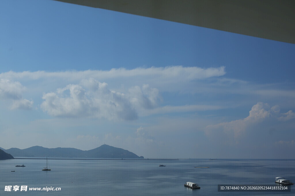 三亚海上风光 船只与远山