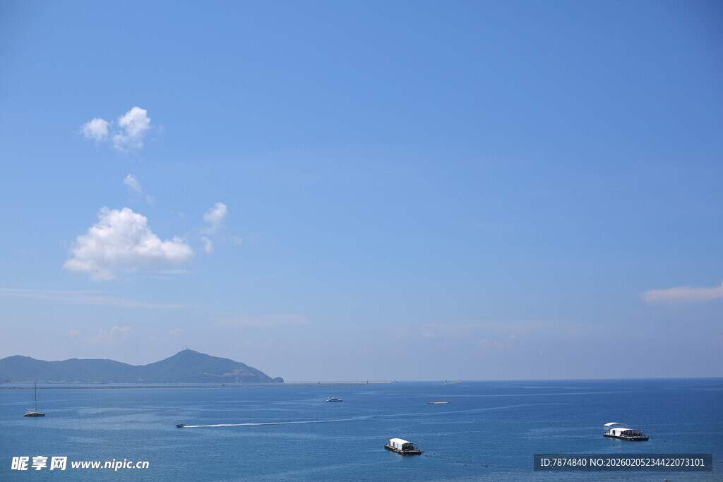 三亚碧海蓝天间的海上风光
