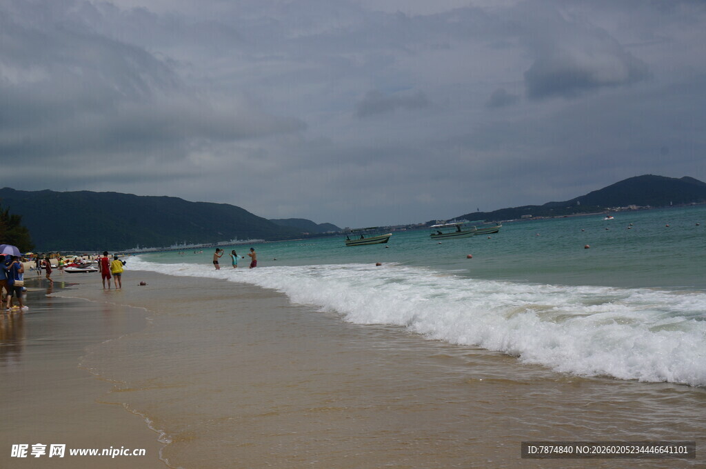三亚海边漫步 海浪轻拍沙滩