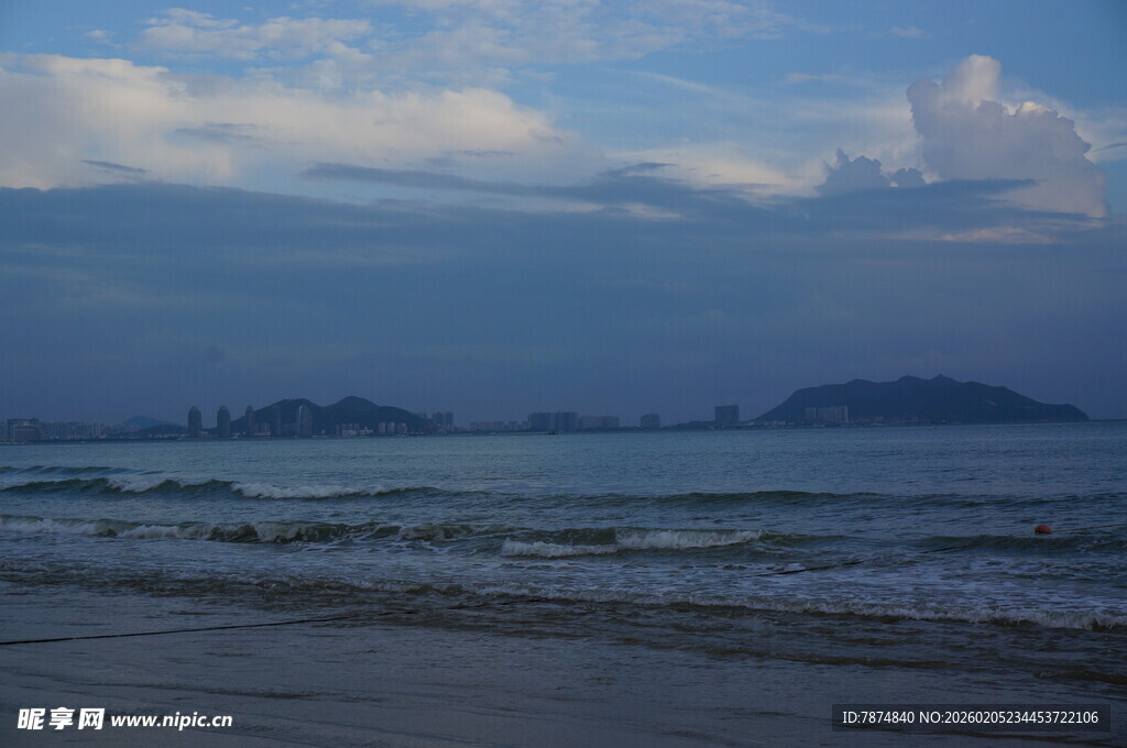 三亚海边暮色下的壮阔海景