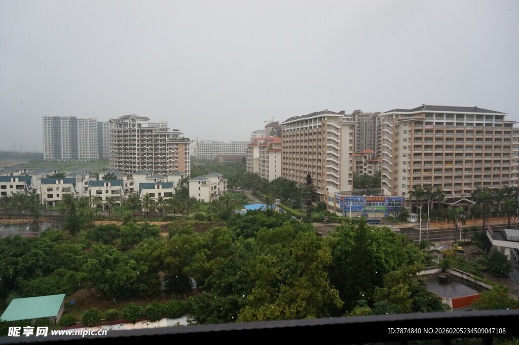 三亚城市雨天中的建筑景观