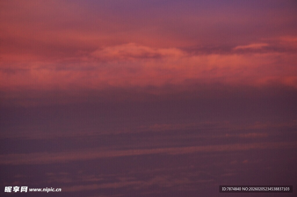 三亚梦幻粉紫天空下的广阔景象